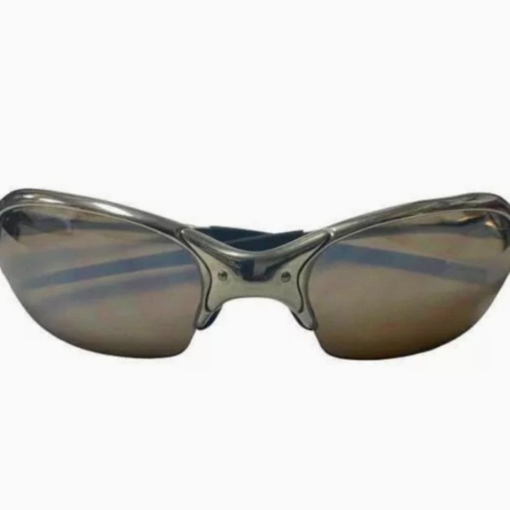 Romeo2 Oakley glasses comes with silver blue and red lenses